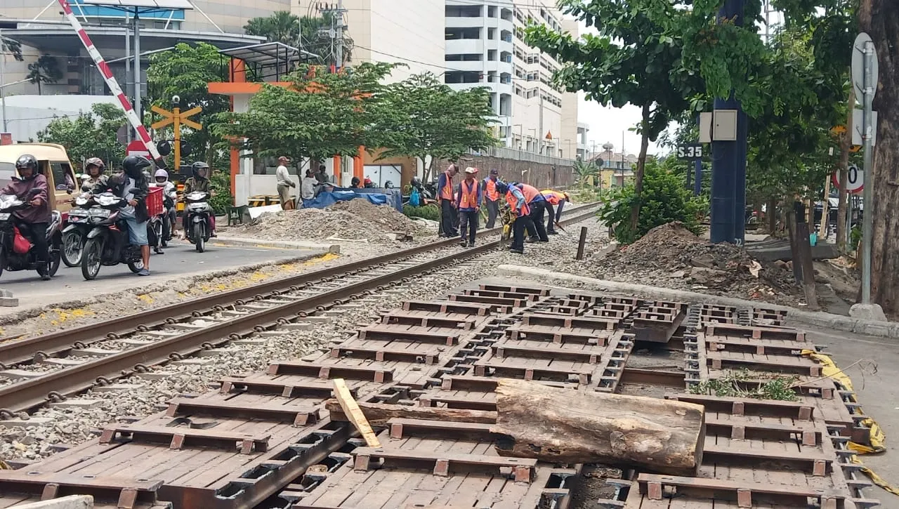 Pembangunan Bantalan Rel A Yani Surabaya Molor, Teryata Ini Penyebabnya