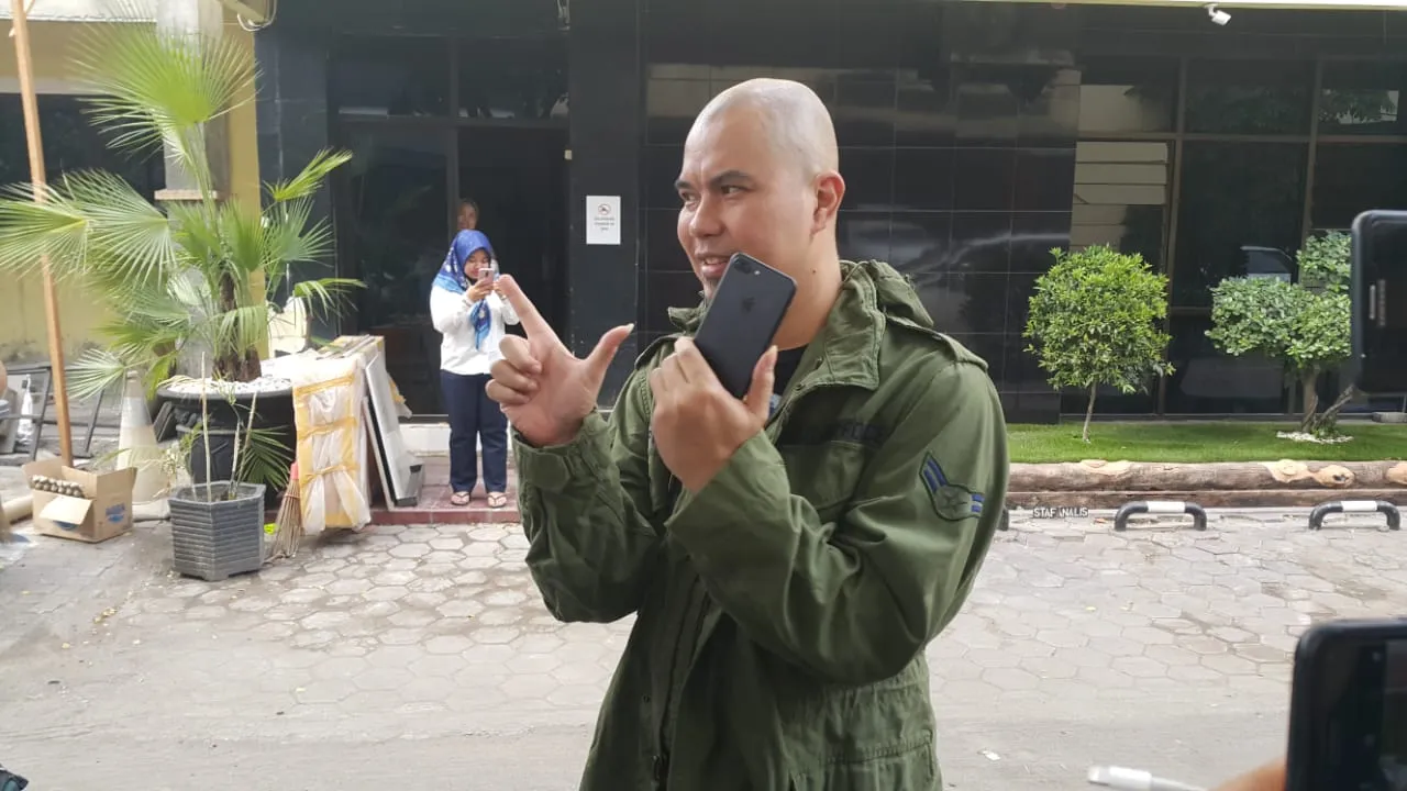 Ahmad Dhani Serahkan Barang Bukti dan Bawa Saksi Ahli ITE ke Polda Jatim