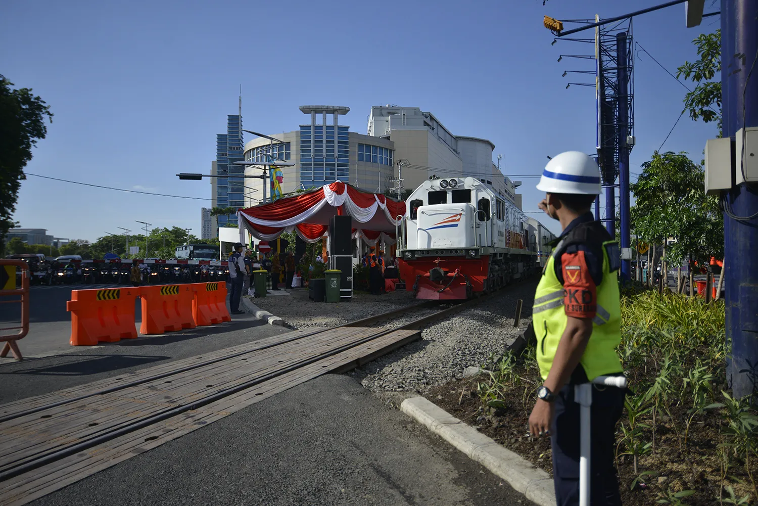 Blok reL KA Samping Royal Plaza Surabaya Dibuka