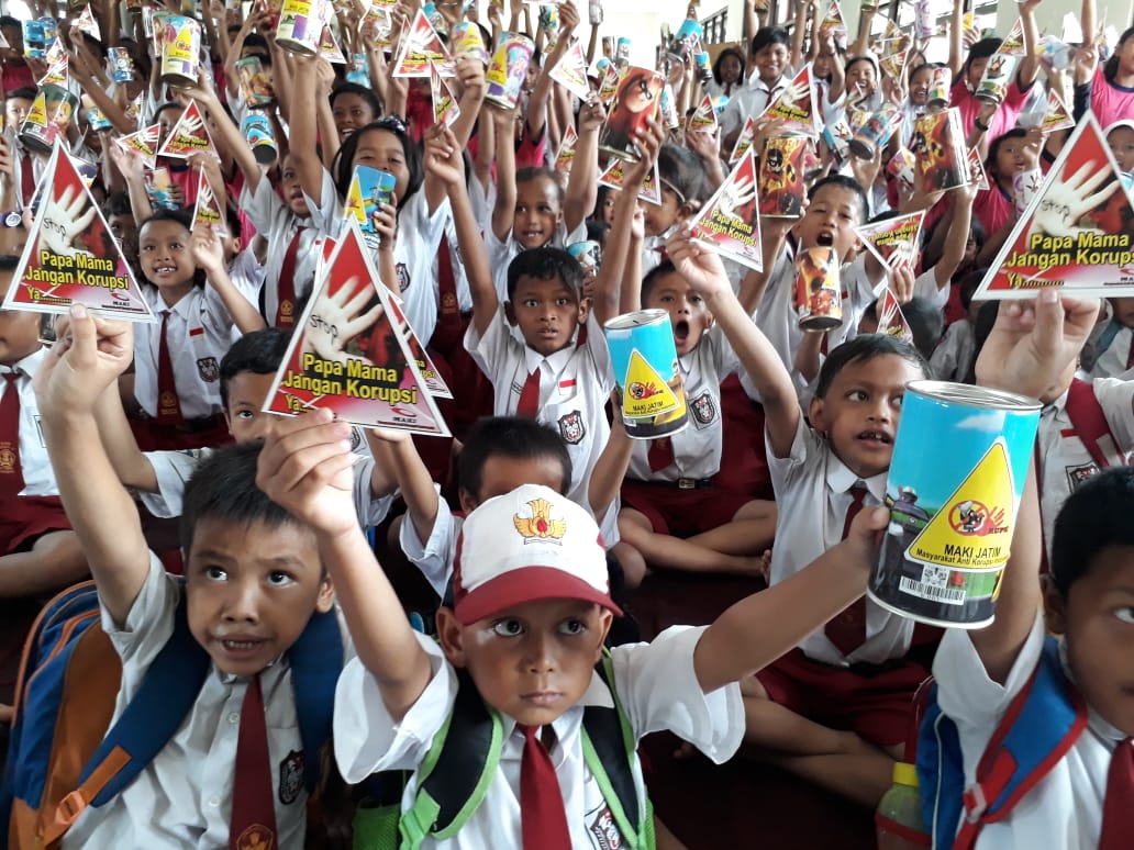 Sambut Hari Anti Korupsi, Siswa SD Surabaya Stop Papa Mama Jangan Korupsi Ya