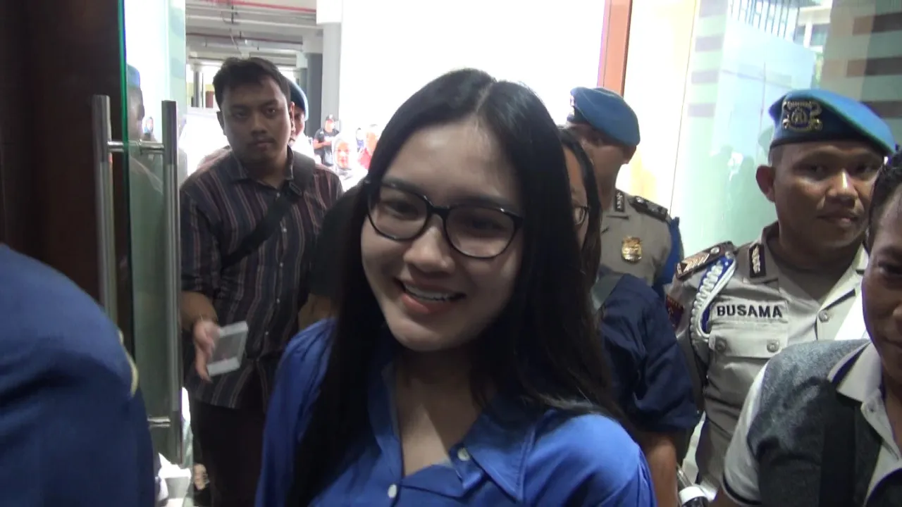 Diperiksa Penyidik Polda Jatim, Begini Kondisi Nella Kharisma