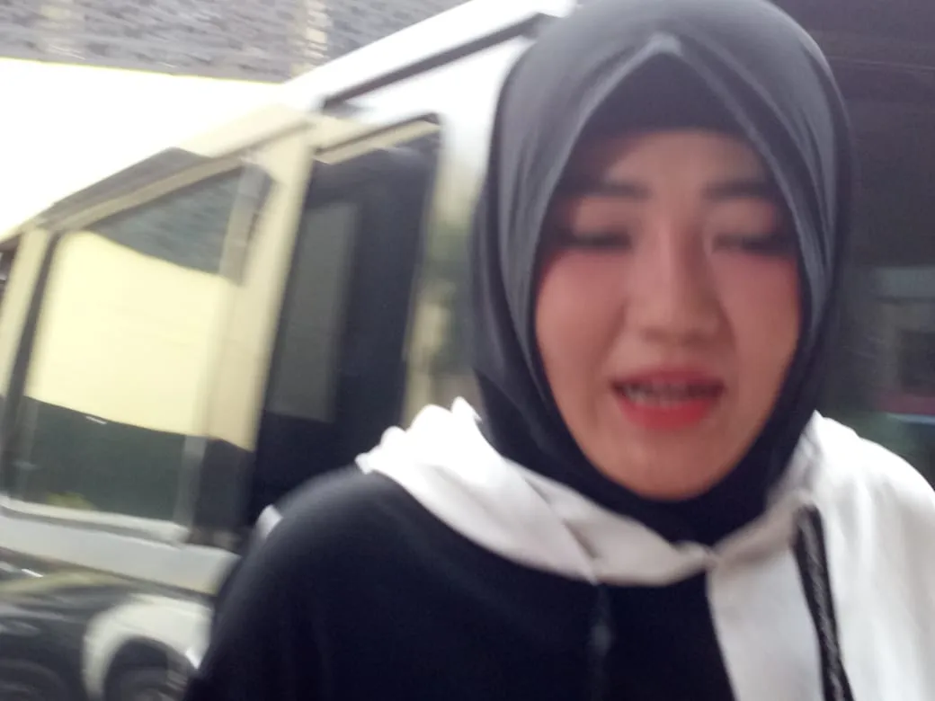 Pakai Jilbab Hitam, Via Vallen Penuhi Panggilan Penyidik Polda Jatim