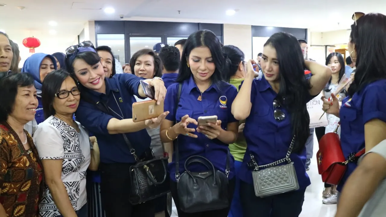 Sambut Hari Ibu,21 Caleg Artis Nasdem Road Show Sapa Emak - Emak Surabaya