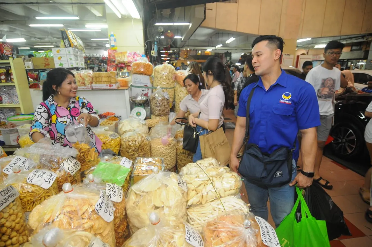 Pedagang Heboh Saat Puluhan Caleg Artis Nasdem Bagi Bunga Di Pasar Atom