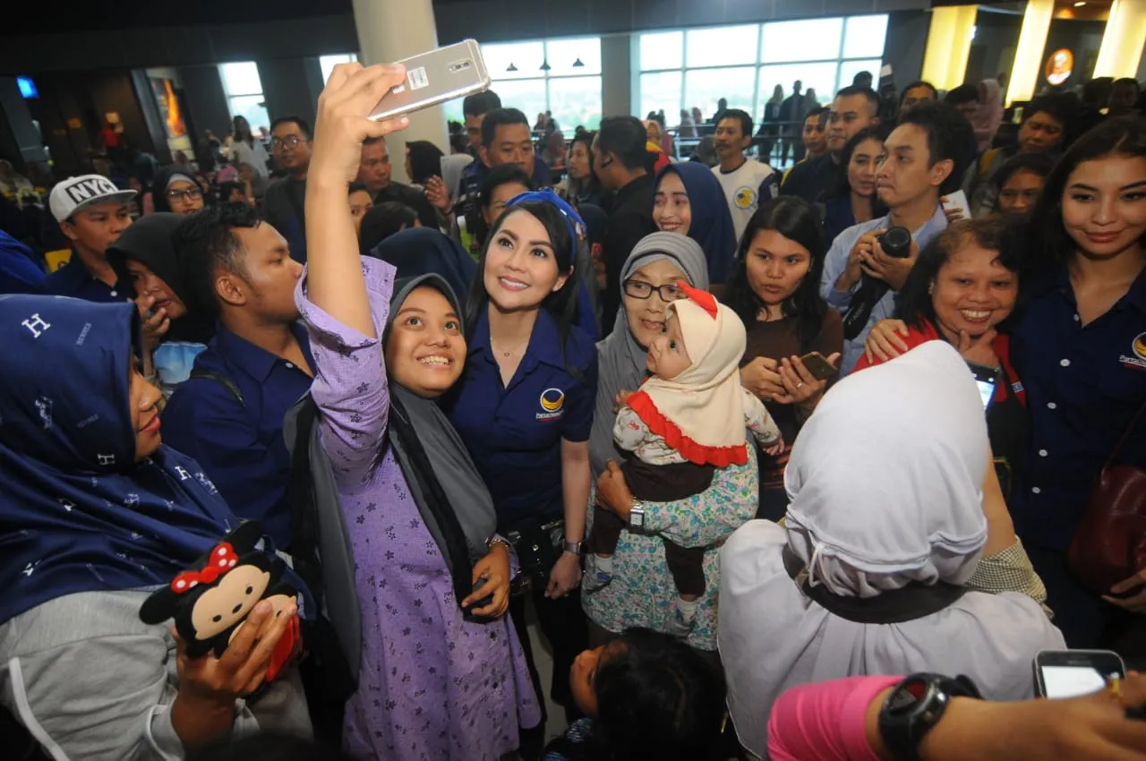 Pengunjung Hesteris Minta Foto Bareng Caleg Artis Nasdem Di Royal Plaza Surabaya