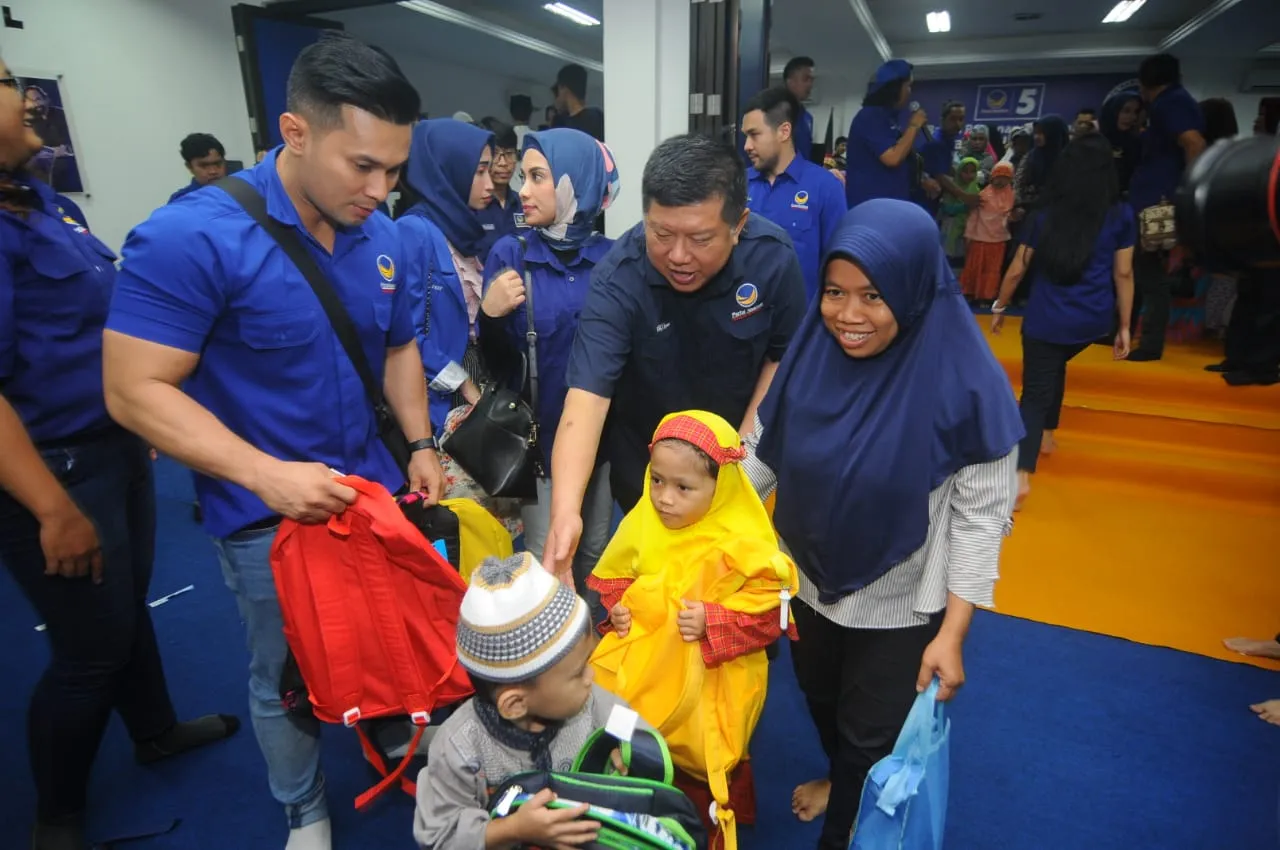 Di Surabaya, Artis Caleg NasDem Berbagi Kebahagian Bersama 100 Anak Yatim