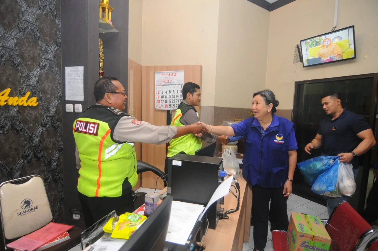 Caleg Artis NasDem Borong Jajanan Tradisonal Di Pasar Kembang