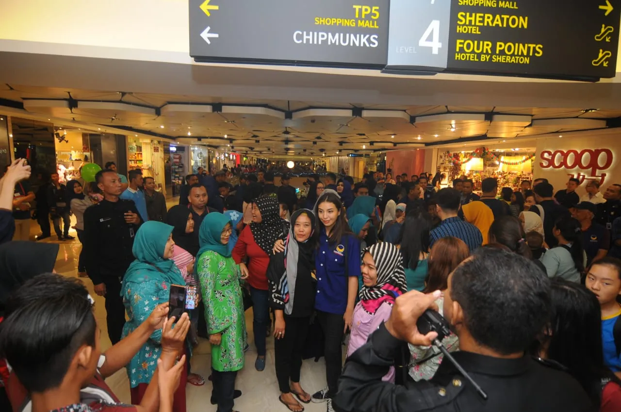 Di Tunjungan Plaza, Artis NasDem Ditodong Pengunjung Cilik Tanda Tangan