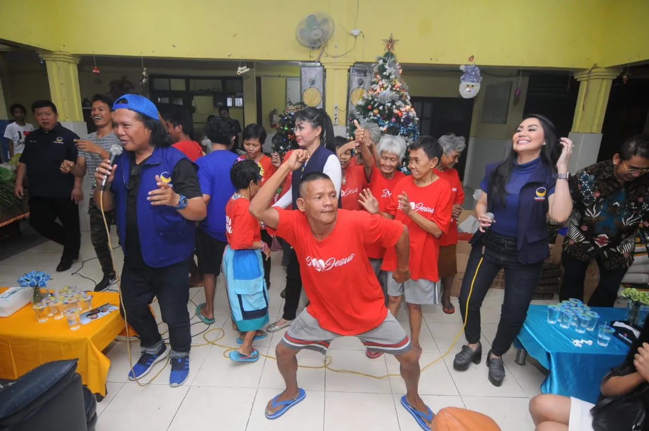 Begini Kebahagian Warga Panti Jompo YPTC Saat Dikunjungi Artis Caleg NasDem