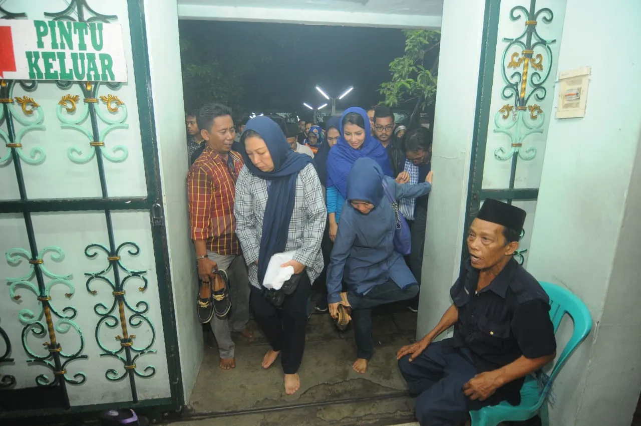 Akhiri Rangkaian Mlaku - mlaku, Caleg Artis Nasdem Ziarah Ke Makam Sunan Ampel