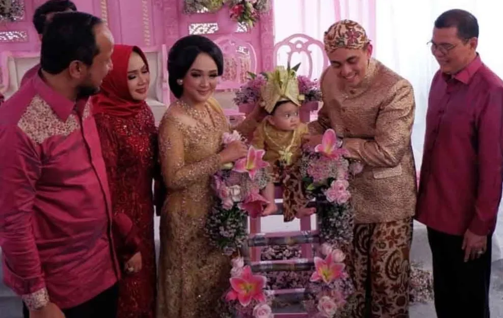 Tradisi Tedak Siten, Cucu Pertama Bupati Ipong Milih Uang dan Mainan