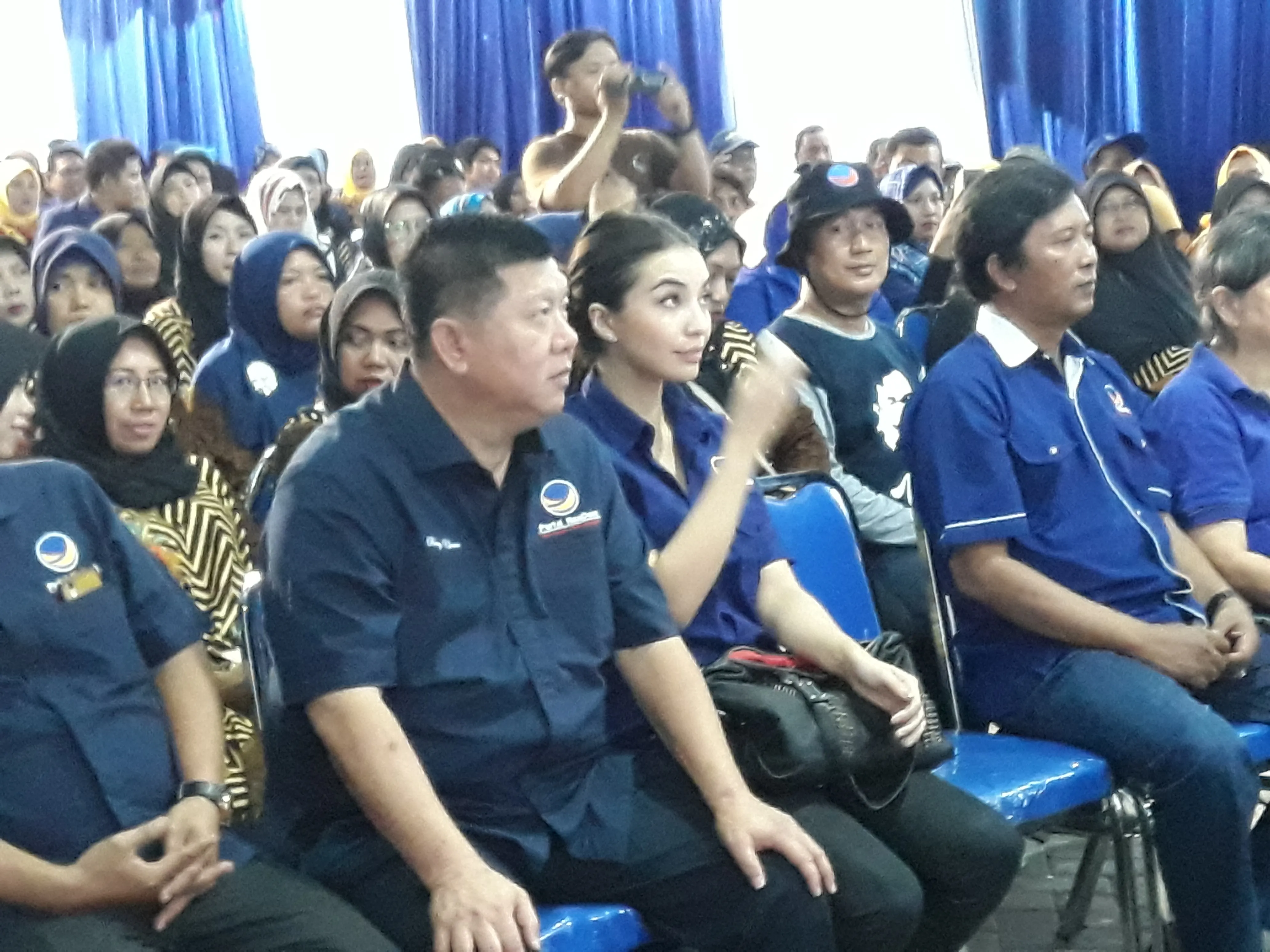 Canangkan Gerakan Menanam, Nasdem Surabaya Bagikan Ribuan Bibit Padi Polybag Kepada Warga Surabaya