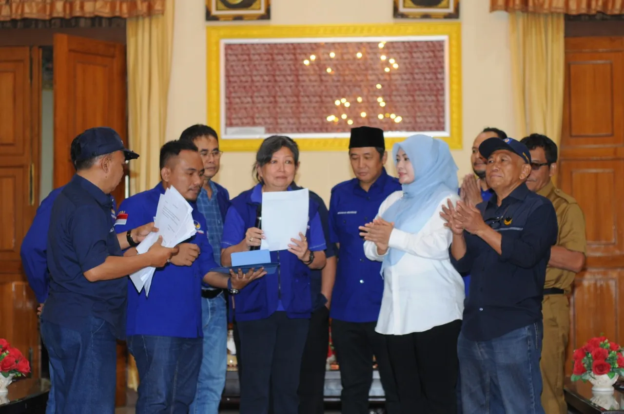 Susu, Bantal hingga Cat Bantuan Warga Jatim, Bupati Pandeglang: Ini Lengkap