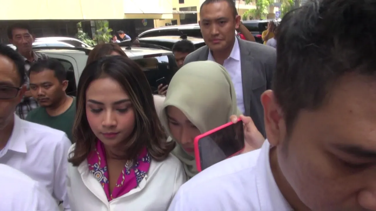 Polisi Temukan Foto dan Video Mesum VA di Handphone Mucikari ES