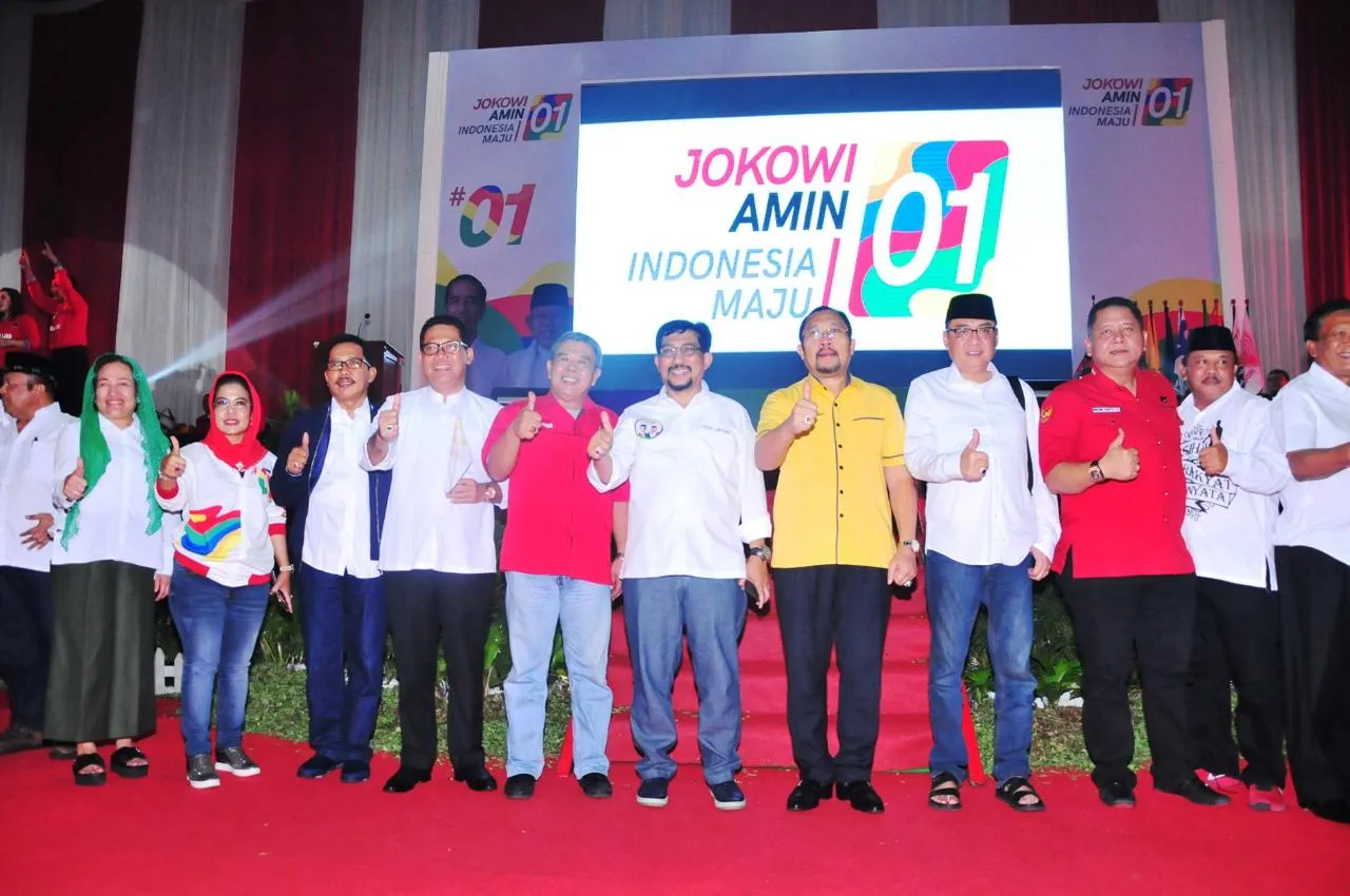 Ribuan Pendukung Jokowi - Maruf Amin Nobar Debat Capres di Surabaya