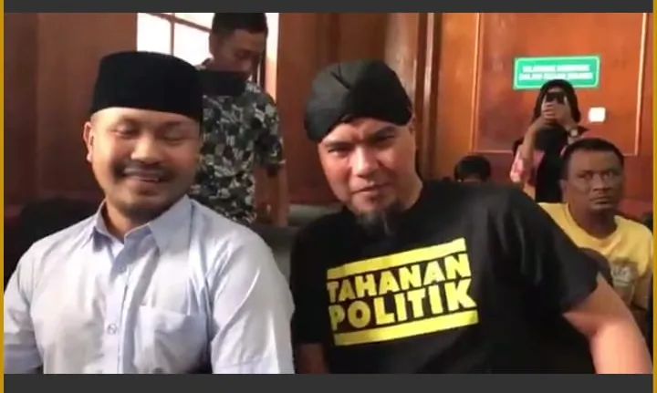 Ahmad Dhani Jalani Sidang Pakai Kaos Tahanan Politik di Surabaya