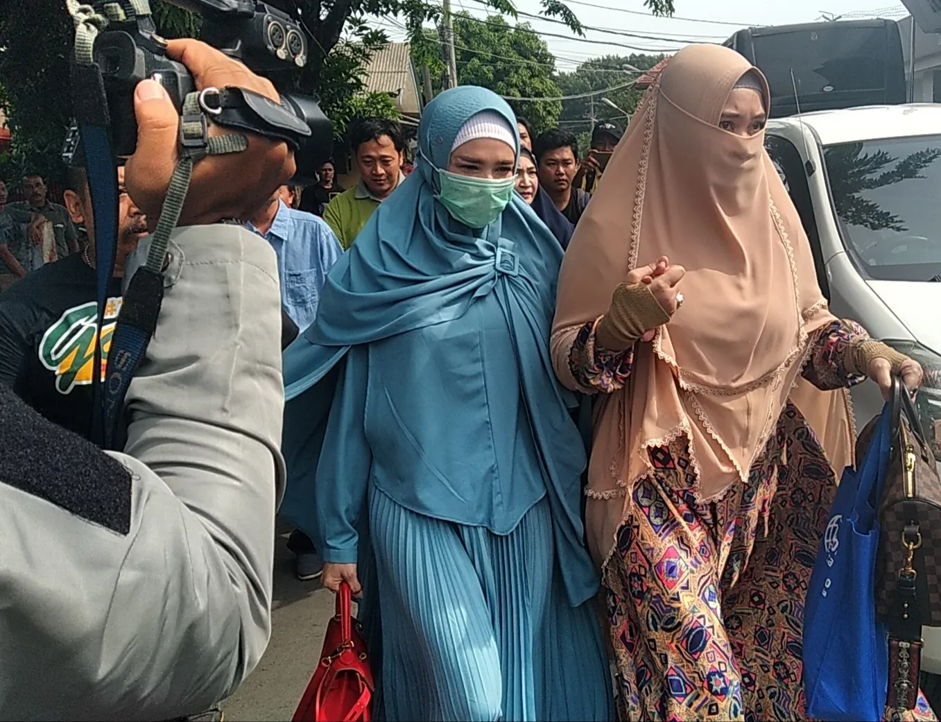 Jenguk Ahmad Dani di Rutan Surabaya, Mulan Sempat Keluar Masuk. Ada Apa