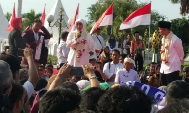 Di Tugu Pahlawan, Khofifah Janji Mulyakan Warga Jatim