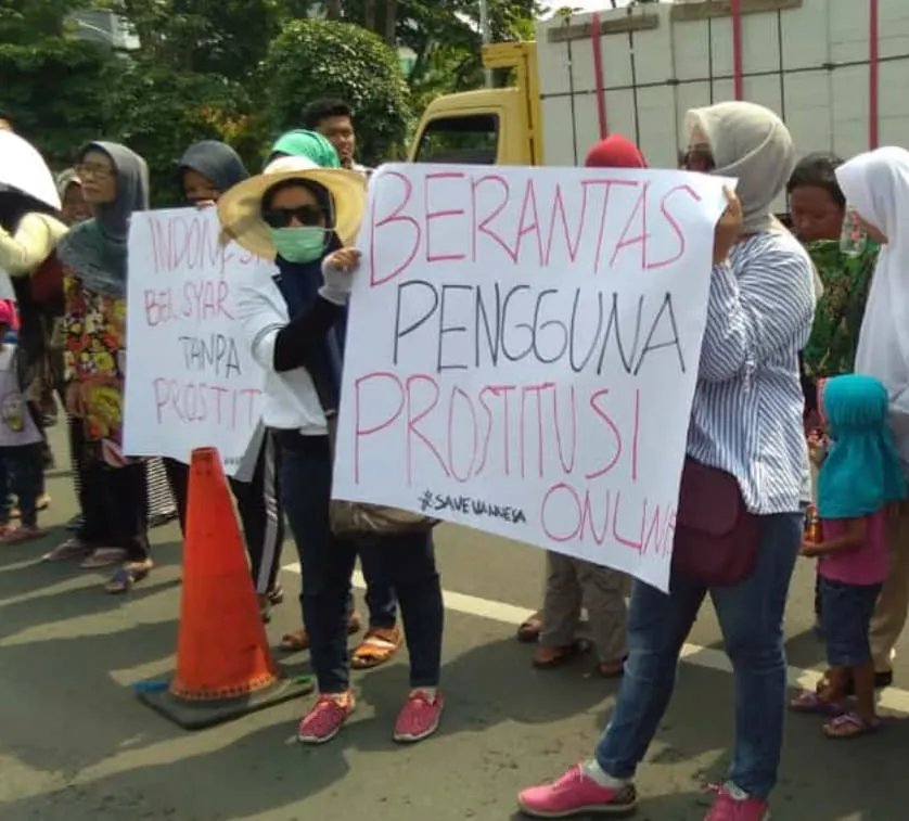 Ratusan Emak - Emak Demo Minta Polisi Segera Tangkap Pria Hidung Belang Pemesan VA