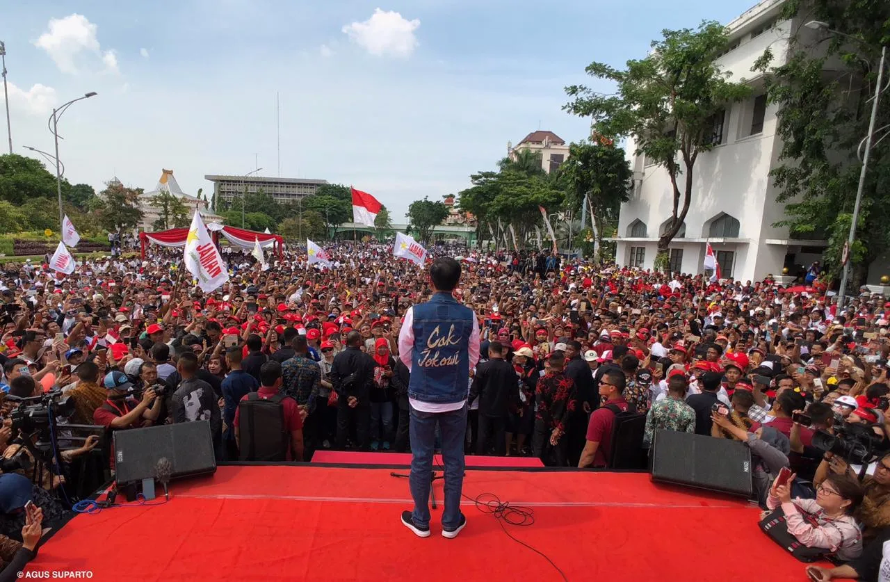 Di Tugu Pahlawan, Jokowi Ajak Arek-Arek Suroboyo Wani Perangi Berita Hoax