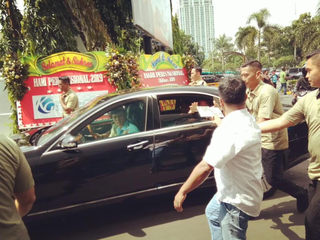 Pendukung Prabowo Ini Nekat Trobos Paspampres Demi Foto Bareng Jokowi