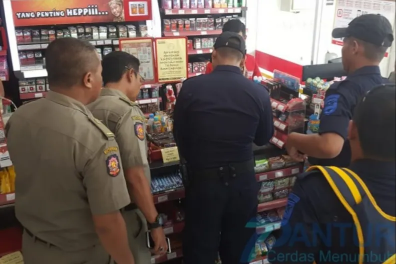 Satpol PP Segel 2 Toko Alfamart di Probolinggo, Karena Tak Berizin