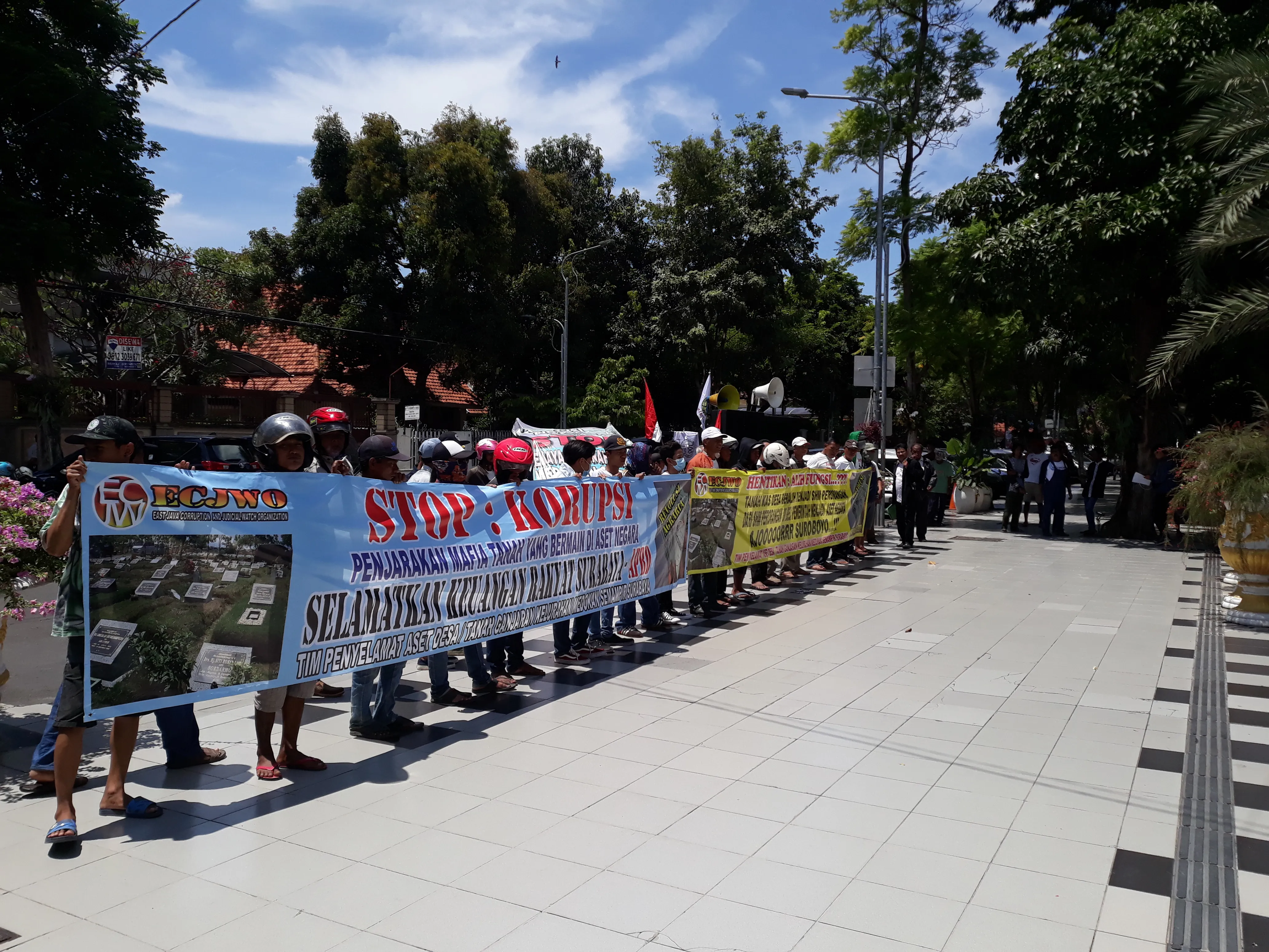 Demo Tanah Makam, Warga Medokan Semampir Ingatkan Wali Kota Risma Soal Kematian