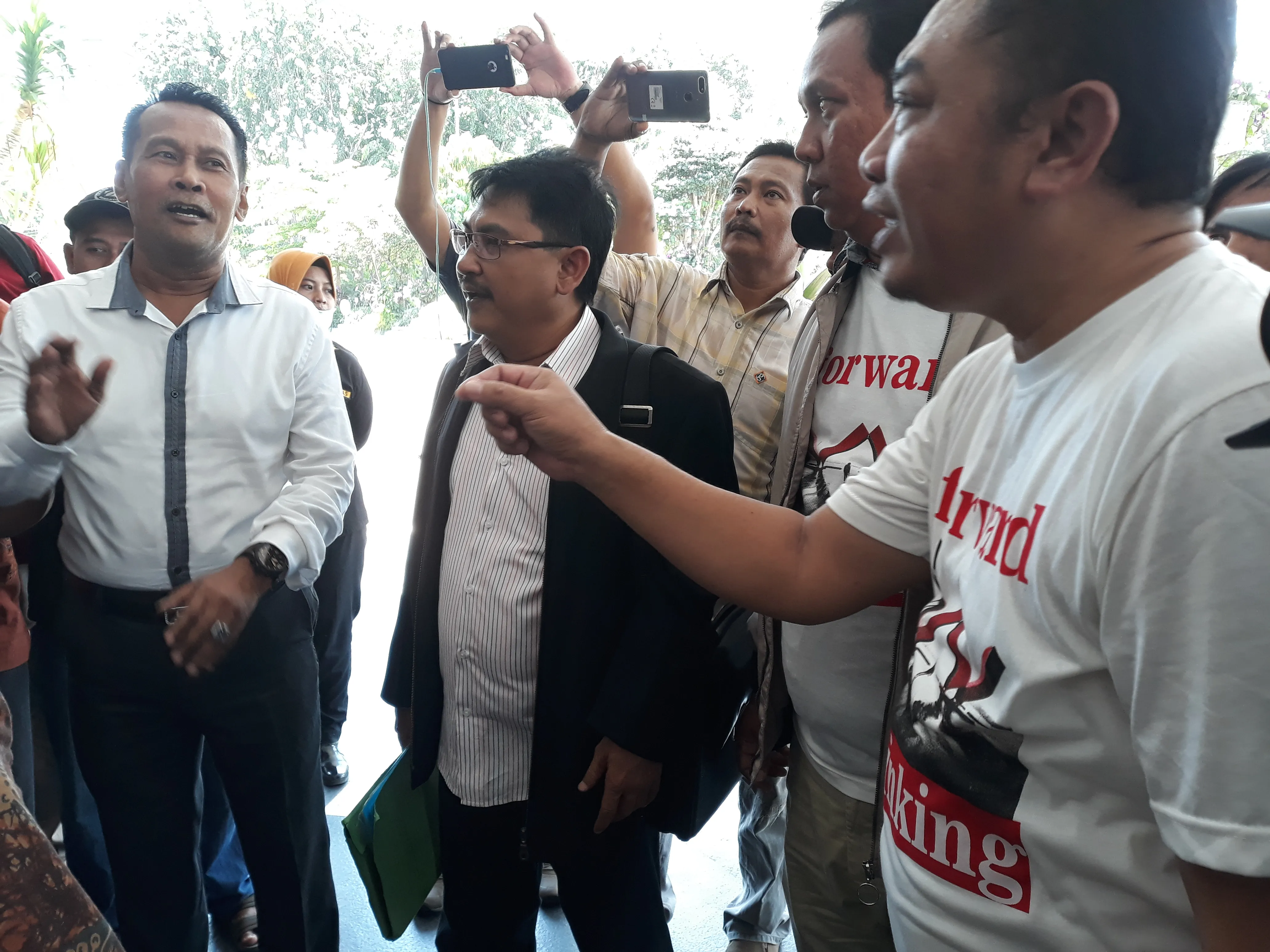 Demo Didepan Balai Kota, ECJWO Desak Pemkot Jelaskan Kasus Ini