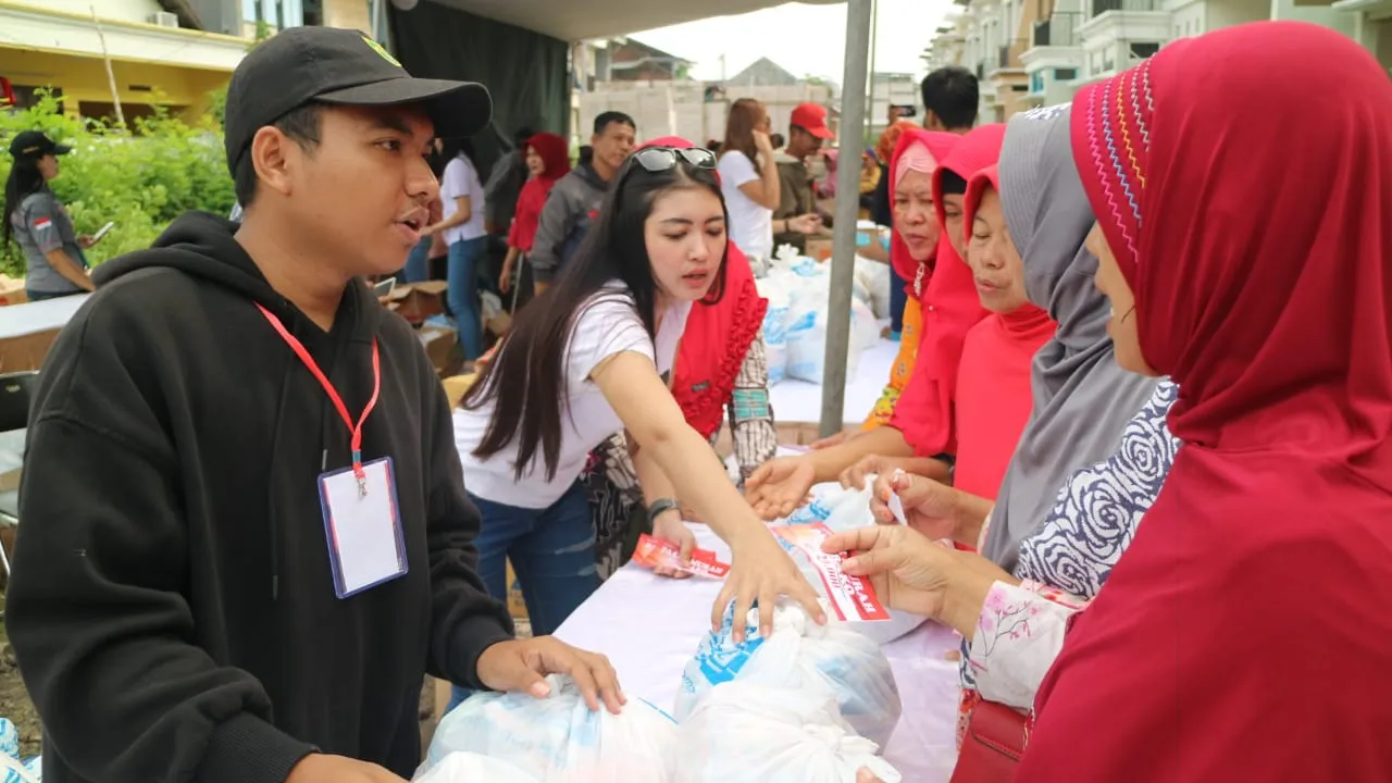Warga Pagesangan SerbuSembako Murah Relawan Jokowi