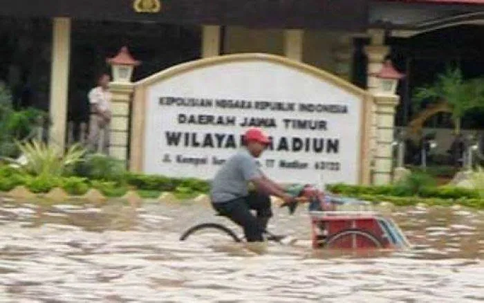 Jalur Madiun - Surabaya Putus Terendam Banjir Setinggi 3 Meter