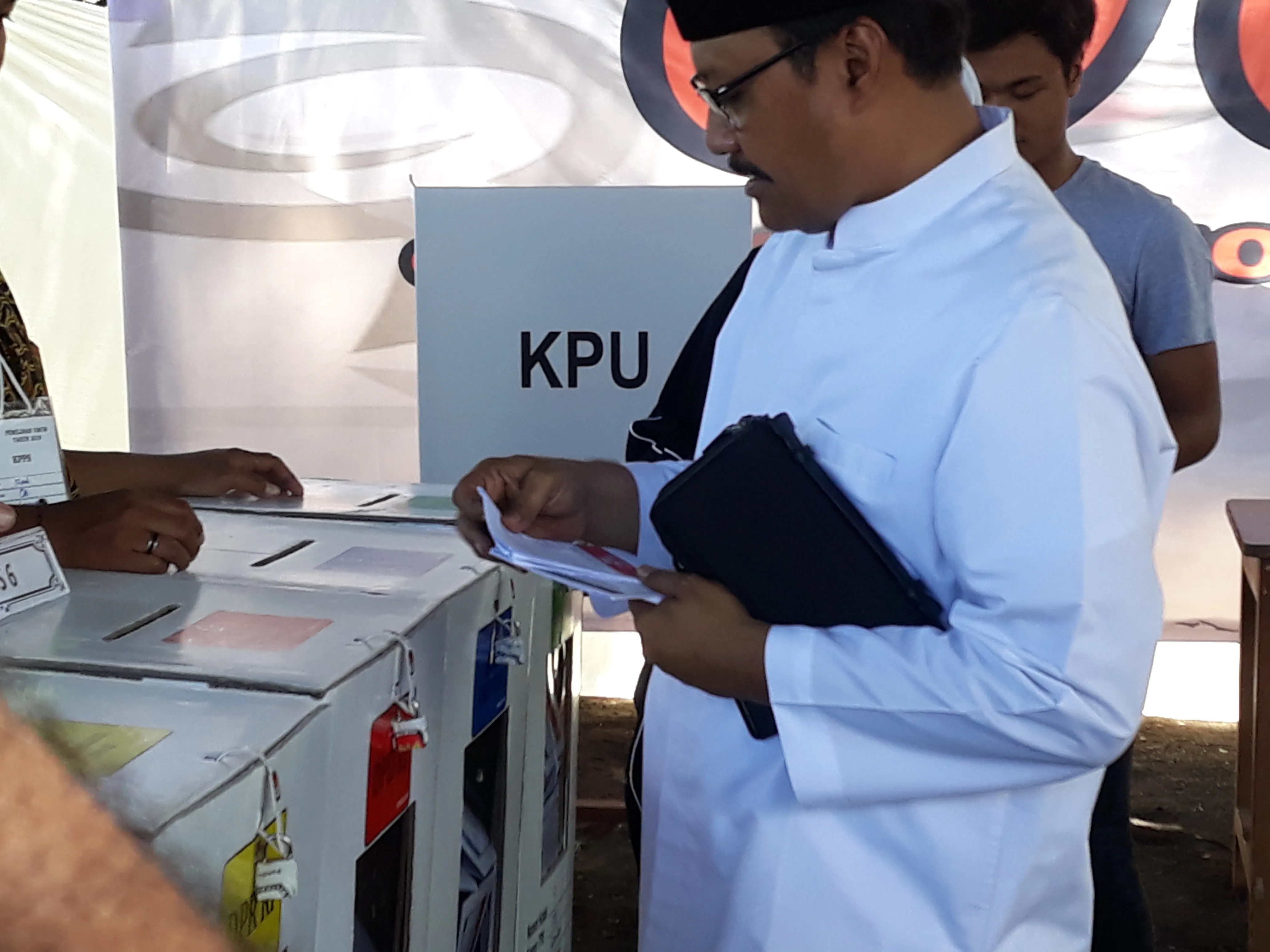 Nyoblos Pakai Sarung, Gus Ipul: Usai Pilpres, Harus Dijaga Kabeh Sedulur Kabeh Makmur