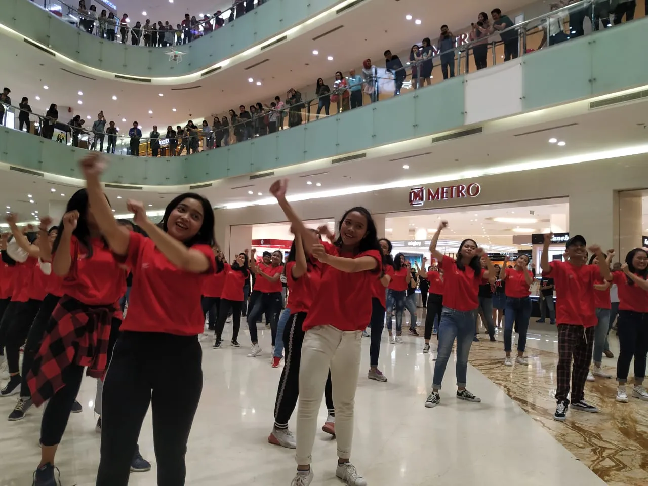 Ajakan Jangan Golput, Ratusan Perempuan Milenial Surabaya Joget Jokowi Gaspol di Mall