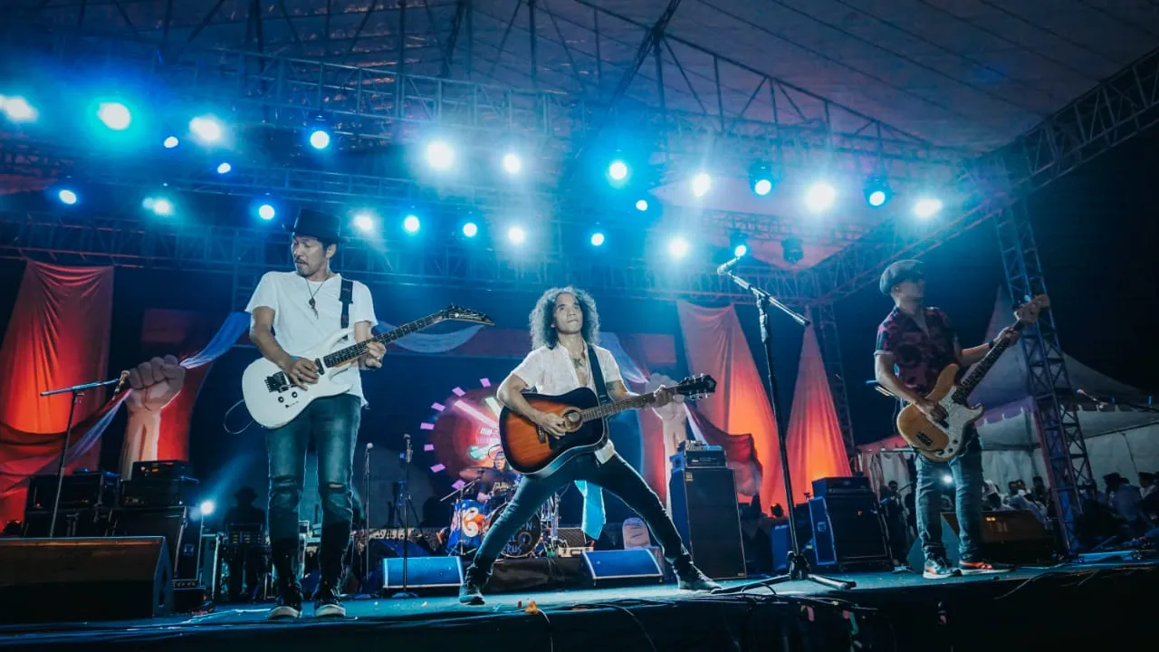 Ketika Slank, Ajak Mahfud MD, Gus Ipul, Khofifah dan Ustadz Yusuf Mansur Bernyanyi
