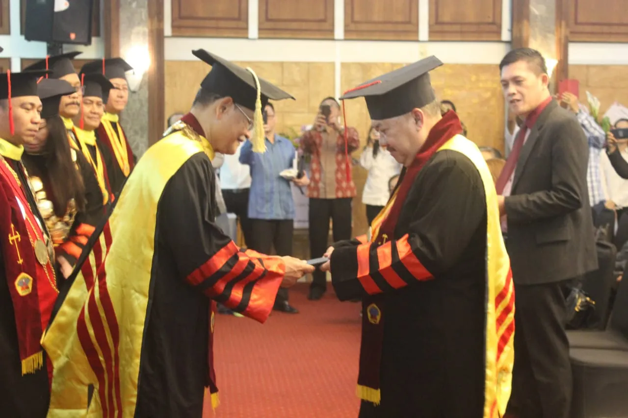 Maruli Dianugerahi Doktor Honoris Causa oleh Sekolah Tinggi Teologi