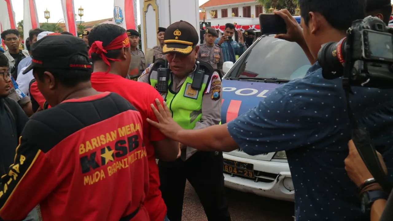 Peringatan May Day di Surabaya Ricuh