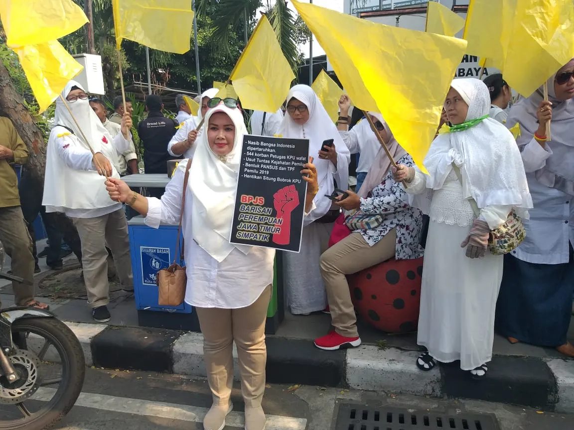 Puluhan Emak-Emak Demo KPU Surabaya,Ini Tuntutan Mereka