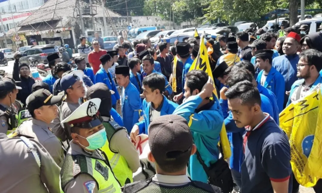 Tak Kunjung Ditemui Kadindik, Demo PMII Surabaya Ricuh