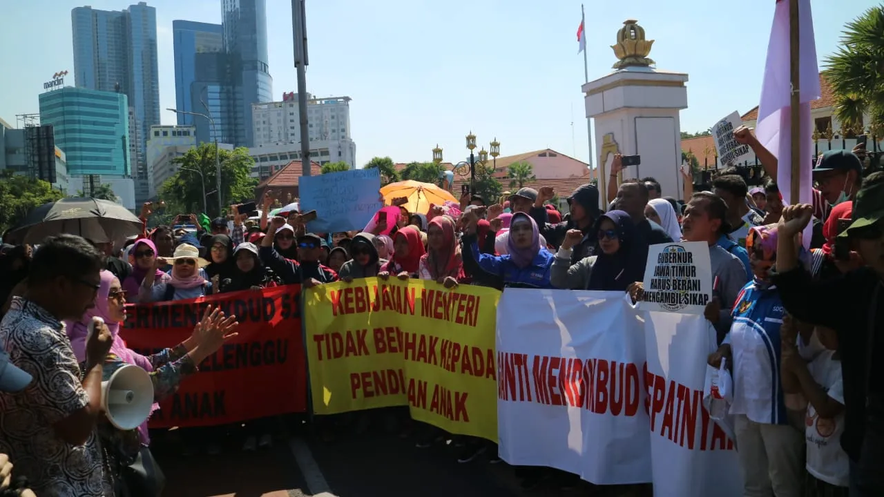 Ratusan Wali Murid Demo di Depan Grahadi Tuntut Sistem Zonasi PPDB 2019 Dihapus