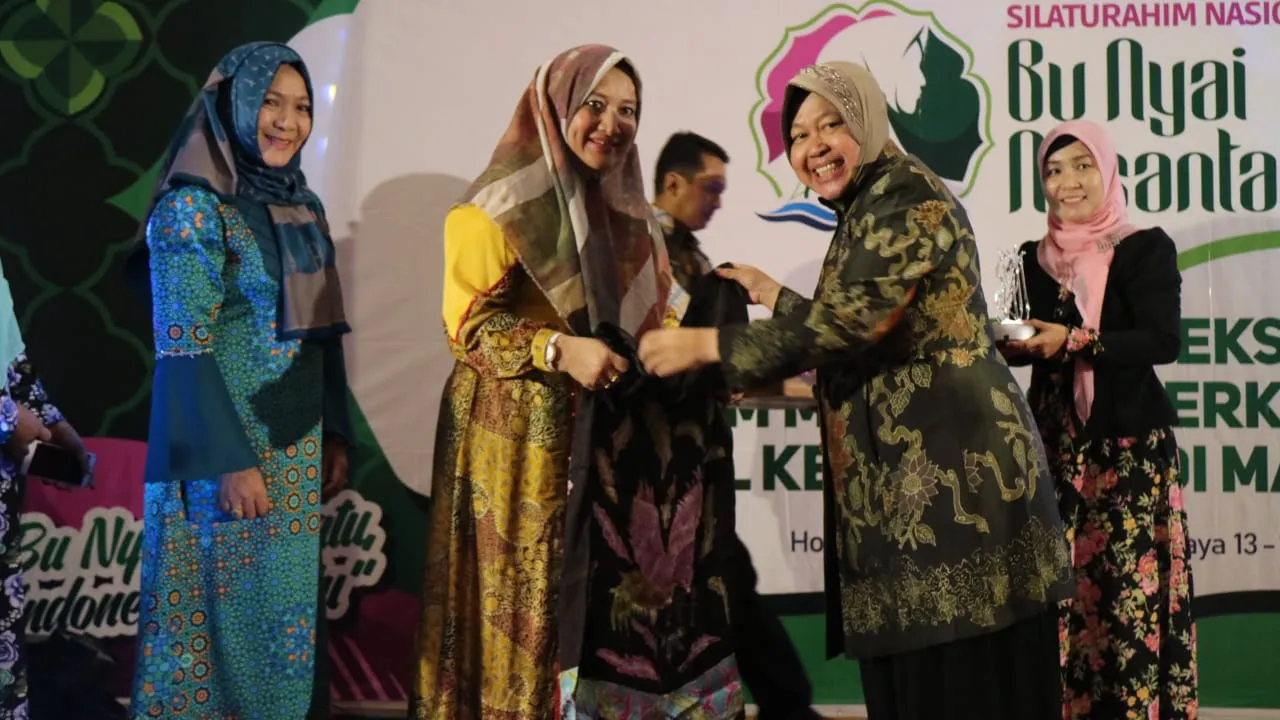 Bagikan Scarf Dolly Kepada Bu Nyai, Ini Pesan Walikota Risma