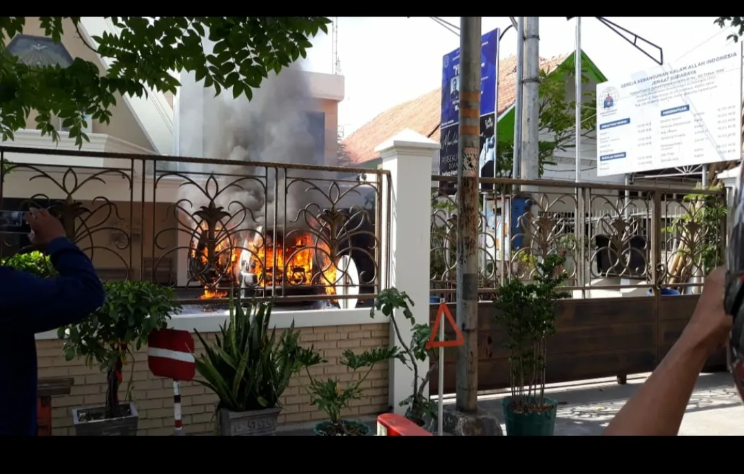 Mobil Terbakar Depan Gereja di Surabaya