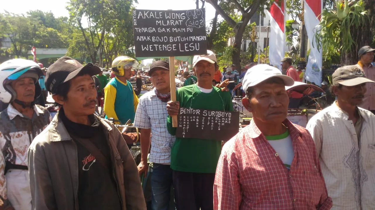 Ratusan Pengemudi Bentor Surabaya Gelar Aksi Unjuk Rasa di Depan Kantor Khofifah