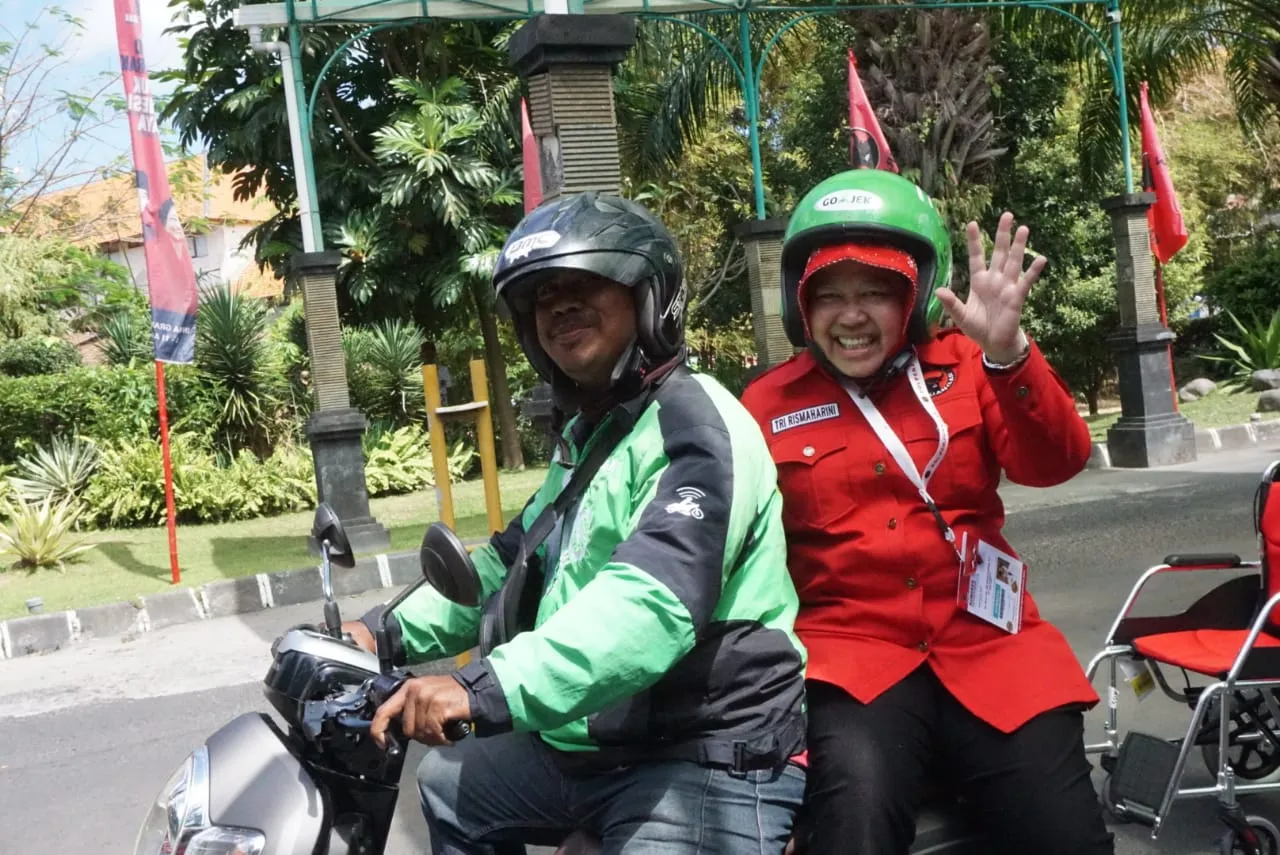 Terjebak Macet, Risma Naik Ojol Menuju Lokasi Kongres V PDIP di Bali