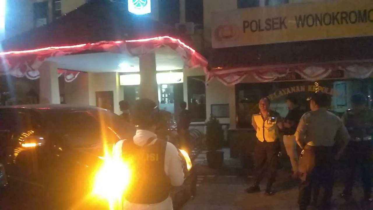 Polsek Wonokromo Diserang, Satu Anggota Dilarikan ke RS