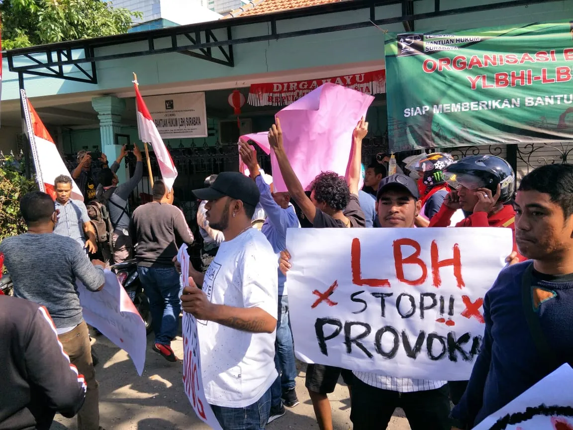 Insiden Asrama Mahasiswa Papua, Ratusan Massa Masyarakat Melanesia Demo LBH Surabaya