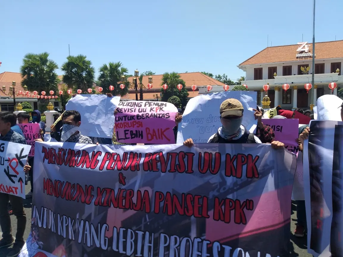 Gelar Aksi Unjuk Rasa di Depan Grahadi, AMS Dukung Revisi UU KPK