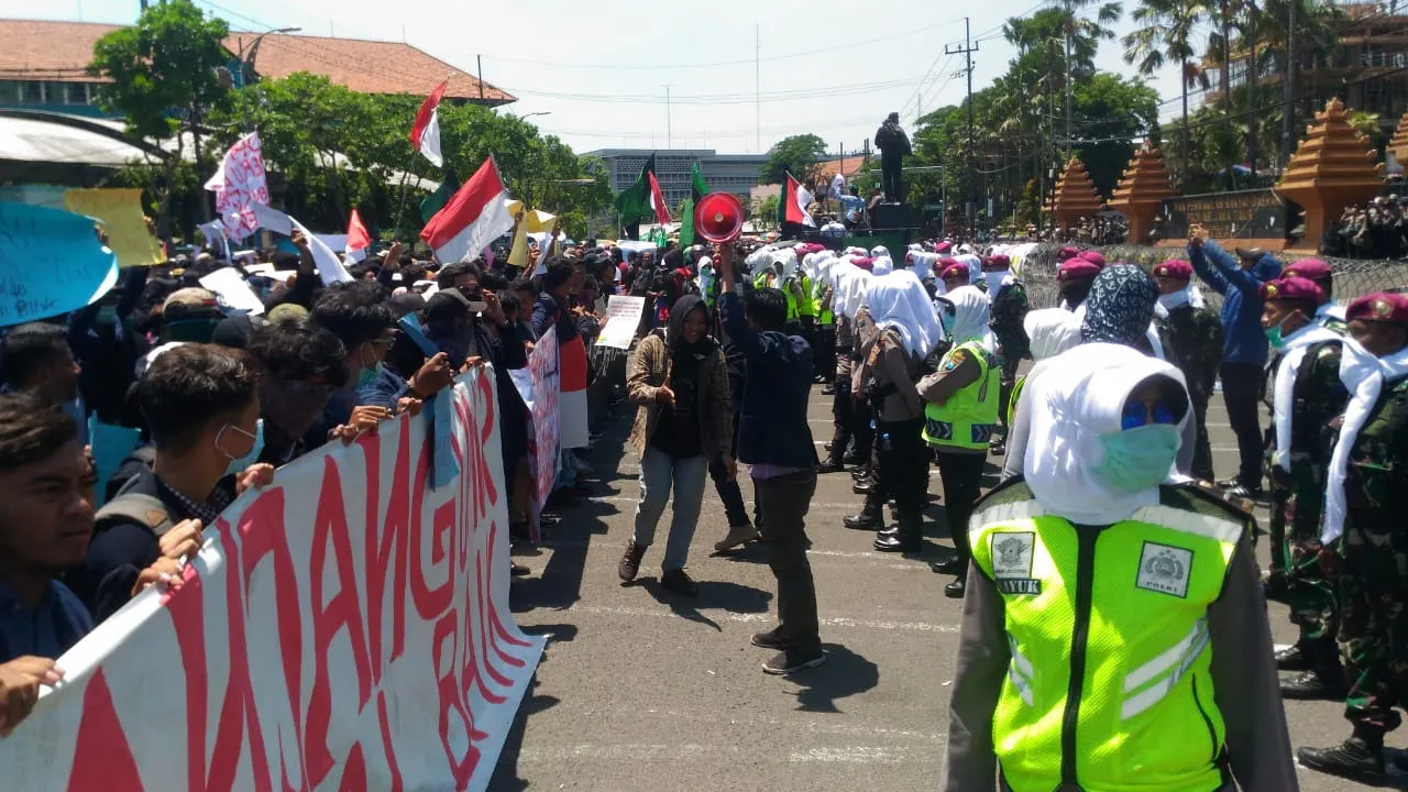 Disambut Petugas Asmaul Husna, Pendemo: Kita Dianggap Setan