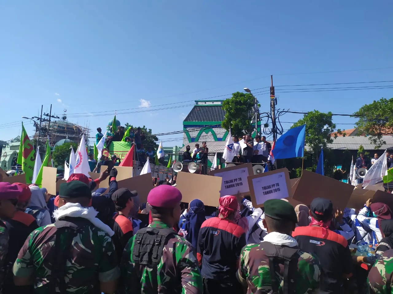 Ribuan Buruh Surabaya Demo di Gedung DPRD Jatim, Hasilkan 4 Poin Kesepakatan