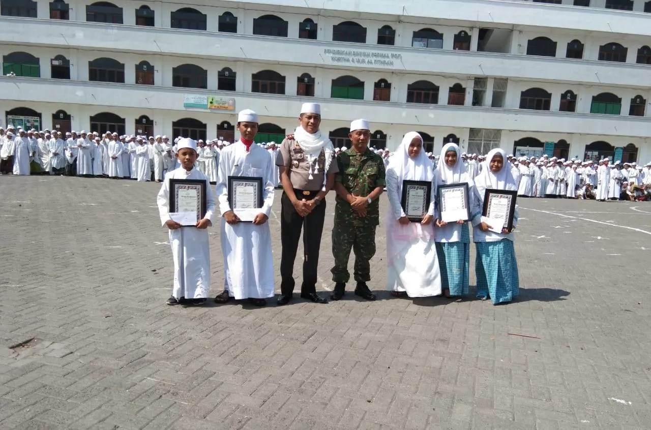 Kapolres Pelabuhan Tanjung Perak Berikan Penghargaan Santri Berprestasi