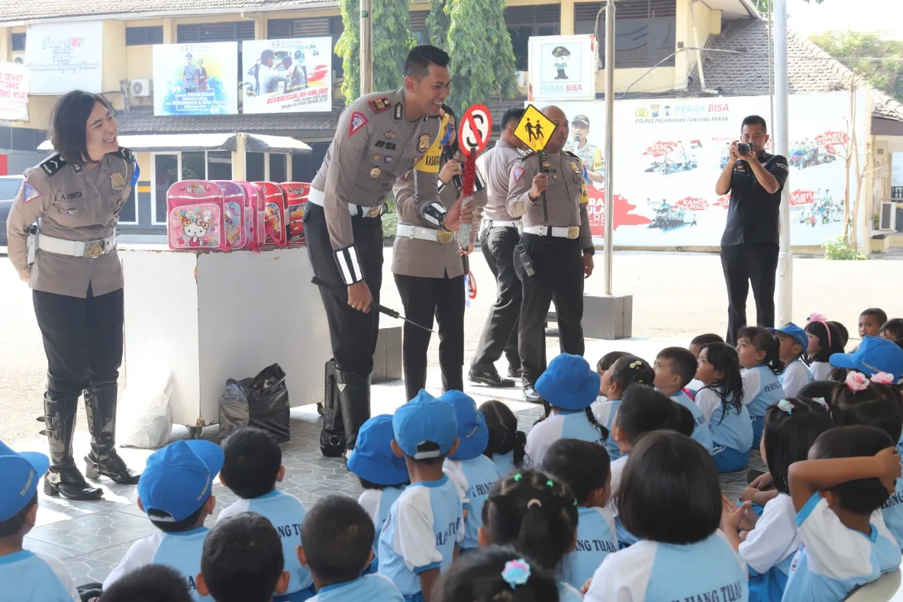 Satlantas Polres Pelabuhan Tanjung Perak Gelar Sosalisasi Tertib BerLalu Lintas pada Anak TK