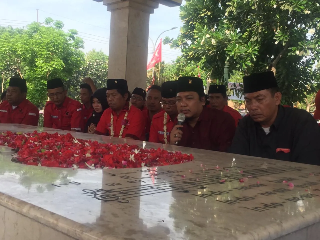 Peringati Sumpah Pemuda, PDIP Surabaya Kenang WR Soepratman dan Kisah Bung Karno Hormati ”Indonesia Raya”